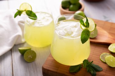 Organik limonlu ev yapımı limonata ve nane şekeri, pek çok ülkede popüler bir ferahlatıcı içecek. Meksika 'da Agua de Limon adı verilen geleneksel Aguas Frescas' ın bir parçasıdır..