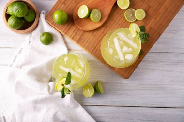 Organik limonlu ev yapımı limonata ve nane şekeri, pek çok ülkede popüler bir ferahlatıcı içecek. Meksika 'da Agua de Limon adı verilen geleneksel Aguas Frescas' ın bir parçasıdır..