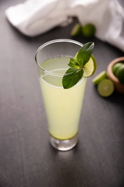 Hemlagad Lemonad Med Ekologiska Citroner Och Mynta Populär Uppfriskande Dryck — Stockfoto