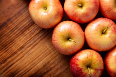 Birkaç Royal Gala Elması (malus domestica)