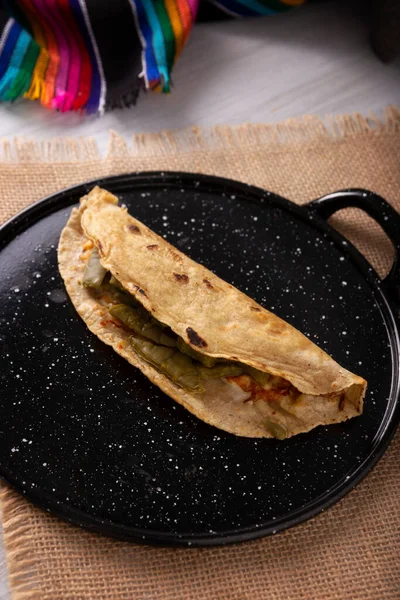 Quesadilla Comal Con Queso Nopales Typische Mexikanische Quesadilla Zubereitet Auf — Stockfoto