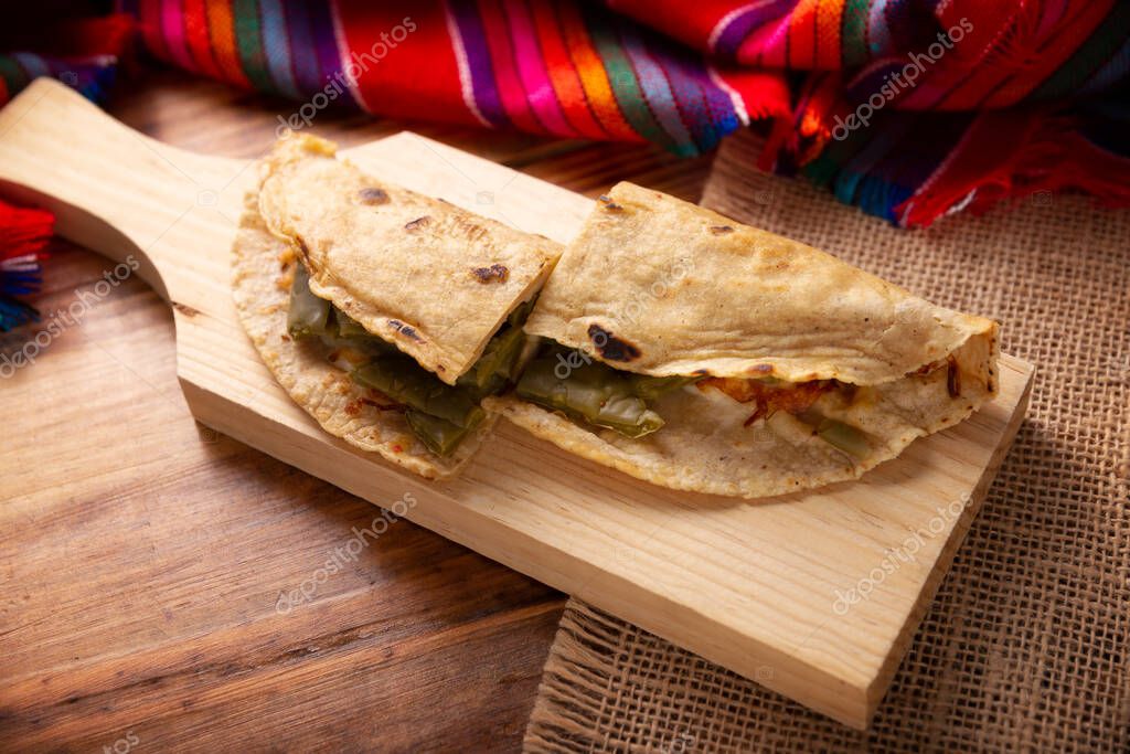 Quesadilla de Comal con queso y Nopales. Típica quesadilla mexicana