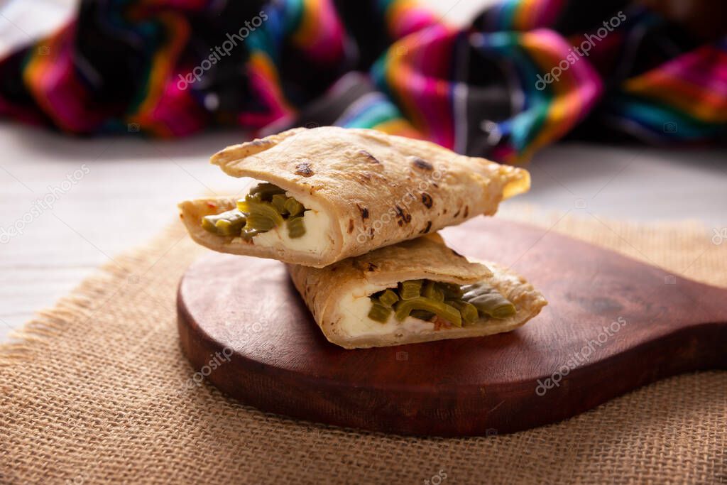 Quesadilla de Comal con queso y Nopales. Quesadilla mexicana típica