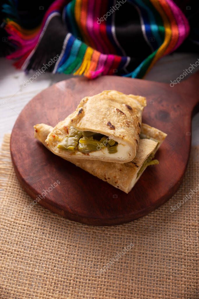 Quesadilla de Comal con queso y Nopales. Quesadilla mexicana típica