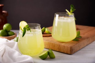 Organik limonlu ev yapımı limonata ve nane şekeri, pek çok ülkede popüler bir ferahlatıcı içecek. Meksika 'da Agua de Limon adı verilen geleneksel Aguas Frescas' ın bir parçasıdır..
