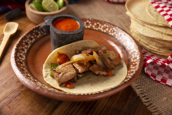 멕시코에서는 파히타와 인기있는 조리법으로 재료는 베이컨 조각인데 일반적으로 타코에서 먹는다 — 스톡 사진