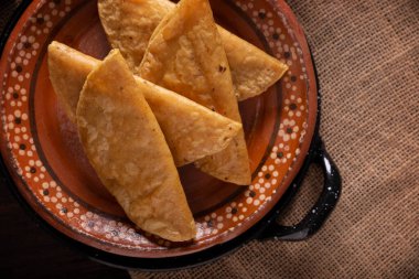 Mısır tortillasıyla yapılmış kızarmış quesadillas et, patates ya da ton balığı gibi et ve malzemelerle doldurulabilir. Bu balıklar Lenten mevsiminde popülerdir..