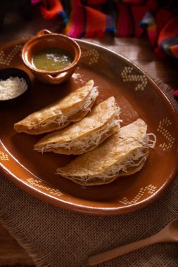 Patates cipsi. Mısır tortillasıyla yapılmış kızarmış quesadillas et, patates ya da ton balığı gibi et ve malzemelerle doldurulabilir. Bu balıklar Lenten mevsiminde popülerdir..