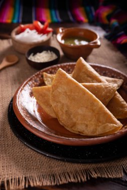 Patates cipsi. Mısır tortillasıyla yapılmış kızarmış quesadillas et, patates ya da ton balığı gibi et ve malzemelerle doldurulabilir. Bu balıklar Lenten mevsiminde popülerdir..
