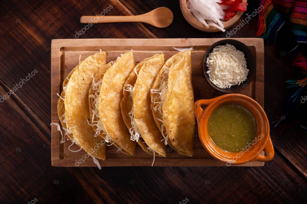 Quesadillas de patata. Quesadillas fritas hechas con tortillas de maíz, se pueden rellenar con