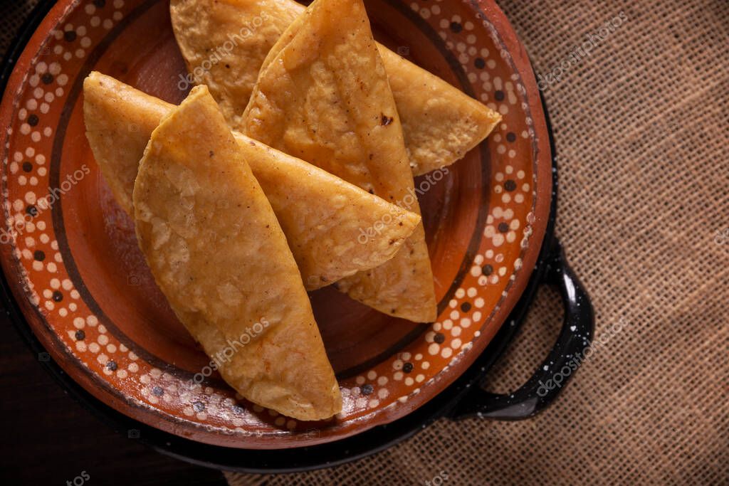 Quesadillas fritas hechas con tortillas de maíz, se pueden rellenar con