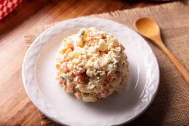 Rus salatası, Oliver Salata olarak da bilinir. Birçok ülkede çok popüler olan ana malzemeler patates, mayonez ve bezelye, havuç, haşlanmış yumurta veya tavuk gibi sebzelerdir..