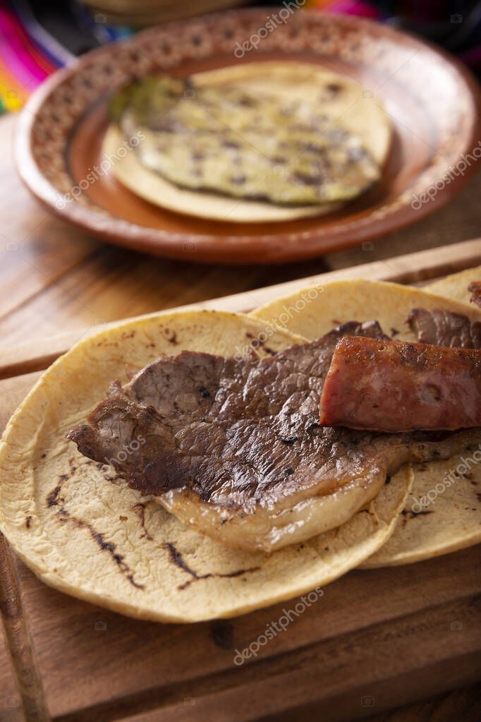Tacos de carne asada con Chorizo. Plato muy popular en el norte de