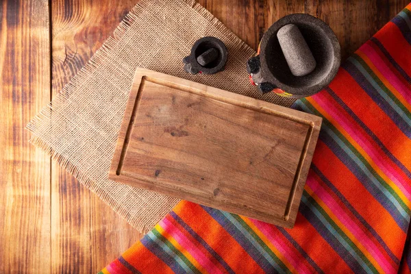 乡村厨房概念背景 石碑和切割板放在粗糙的木桌上 表面视图 — 图库照片