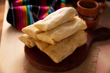 Tamale. Meksika ve bazı Latin Amerika ülkelerinin tipik antipatik yemekleri. Mısır yaprağına sarılmış mısır hamuru. Tamaleler buğulandı..