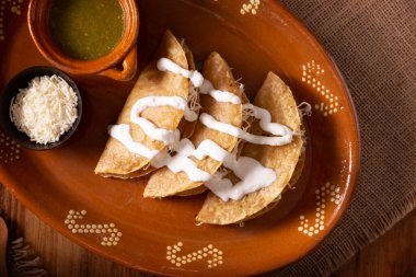 Patates cipsi. Mısır tortillasıyla yapılmış kızarmış quesadillas et, patates ya da ton balığı gibi et ve malzemelerle doldurulabilir. Bu balıklar Lenten mevsiminde popülerdir..