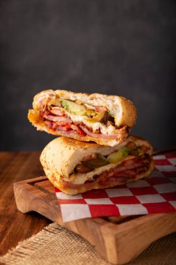 Meksikalı Torta. Meksika 'da yaygın ekmekle yapılan sandviç, telera, bolillo ya da baget olabilir, ikiye bölünmüş ve çeşitli malzemelerle doldurulmuş olabilir, bu durumda Oaxaca peyniri ile baharatlı domuz bacağı..