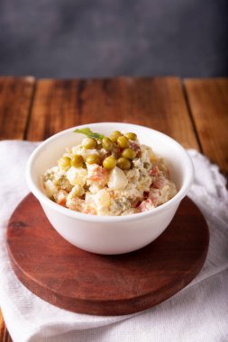 Rus salatası, Olivier Salatası olarak da bilinir. Birçok ülkede çok popüler olan ana malzemeler patates, mayonez ve bezelye, havuç, haşlanmış yumurta veya tavuk gibi sebzelerdir.