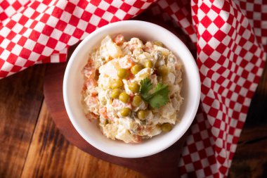 Rus salatası, Olivier Salatası olarak da bilinir. Birçok ülkede çok popüler olan ana malzemeler patates, mayonez ve bezelye, havuç, haşlanmış yumurta veya tavuk gibi sebzelerdir.