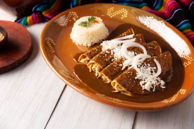 Enchiladas de Mole. Köstebek poblano enchiladas olarak da bilinir, Meksika 'da ve dünyanın geri kalanında çok popüler olan tipik bir Meksika yemeğidir..