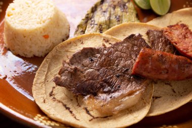 Taco Campechano tarzı, Carne Asada. Meksika 'nın kuzeyinde çok popüler olan Asado, Discada ya da Parrillada olarak da bilinir..