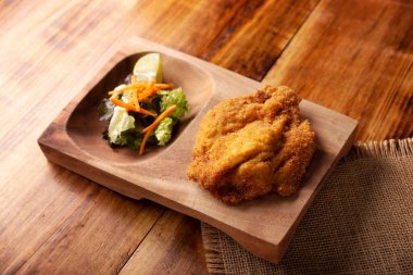 Tavuk Milano. Lezzetli çıtır çıtır, çabuk ve kolay tarif, ince derisiz ve kemiksiz tavuk göğsü ya da pirzola, hafif ekmeklenmiş ve bol yağda kızartılmış.