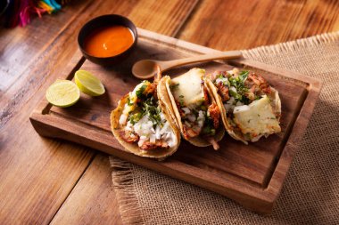 Tacos al Pastor. Tambien conocidos como Tacos de Trompo, son el tipo de tacos call lejeros mas populares in Mexico, comunmente se slabora con carne de cerdo y ternera adobada con achiote.