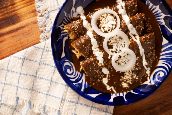 두더지 엔칠라다로 도알려져 이음식은 전형적 멕시코 요리로서 멕시코를 비롯하여 전역에서 — 스톡 사진