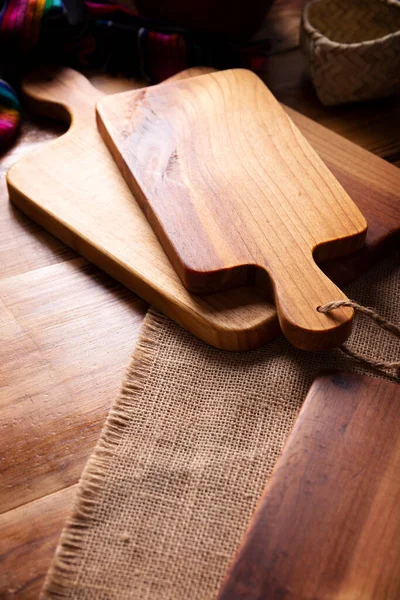 Pusty Wiejski Drewniany Deska Cięcia Kuchni Starym Drewnianym Stole — Zdjęcie stockowe