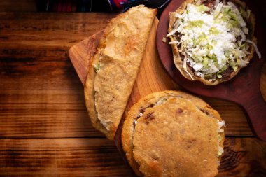 Sope, Quesadilla ve Gordita. Meksika 'da Garnachas ya da Meksika Antojitos olarak bilinen çok popüler sokak yemekleri, temelde kızarmış mısır hamurundan oluşur ve çeşitli malzemelerle doldurulur ya da kaplanır..