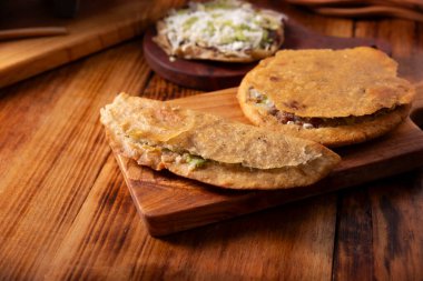 Sope, Quesadilla ve Gordita. Meksika 'da Garnachas ya da Meksika Antojitos olarak bilinen çok popüler sokak yemekleri, temelde kızarmış mısır hamurundan oluşur ve çeşitli malzemelerle doldurulur ya da kaplanır..