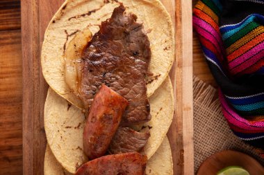 Taco Campechano tarzı, Carne Asada. Meksika 'nın kuzeyinde çok popüler olan Asado, Discada ya da Parrillada olarak da bilinir..