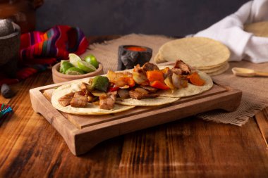 Meksika 'da Fajita Tacos, Alambre de Ress olarak da bilinir. Çok popüler bir tarif, ana malzemeler et, soğan, pastırma ve ızgarada kızartılmış dolmalık biber..