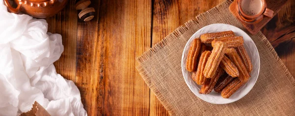 丘略斯油炸面粉面团是西班牙 墨西哥和其他国家非常受欢迎的甜食 习惯的做法是在吃早餐或小吃时配以热巧克力 表格概览 — 图库照片