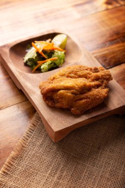 Tavuk Milano. Lezzetli çıtır çıtır, çabuk ve kolay tarif, ince derisiz ve kemiksiz tavuk göğsü ya da pirzola, hafif ekmeklenmiş ve bol yağda kızartılmış.