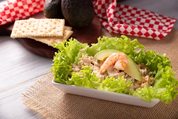 Tuna salad. Very popular dish in many countries, it is a quick, simple and nutritious recipe, it can be served in a sandwich, with cookies or as a complement to another dish.