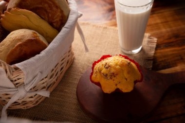 Kurabiyeye ya da fındıkla kaplı Mantecada 'ya benzeyen tatlı ekmek, 