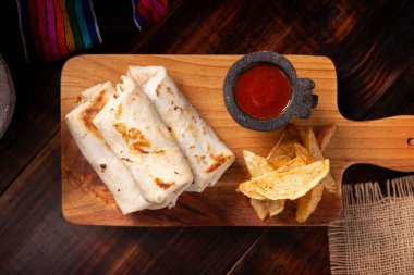 Dürüm. Paketlenmiş buğday unlu tortilla, Meksika ve Güney Amerika 'da çok popüler bir yemek olan omlet, kıyma, fasulye ve sebze gibi çeşitli malzemelerle doldurulabilir..