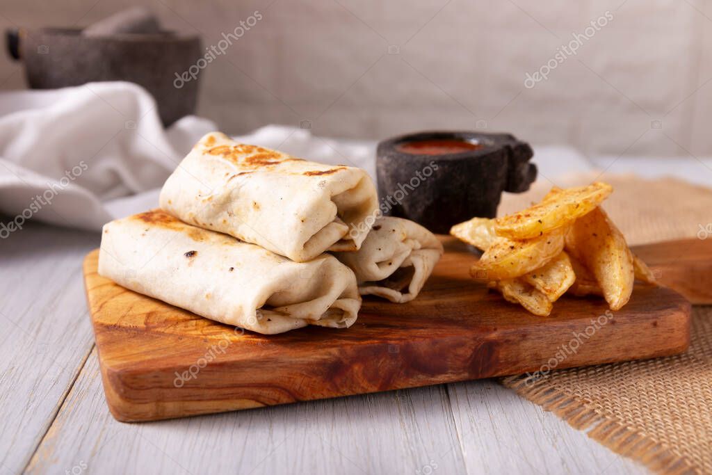 Burritos. Tortilla de harina de trigo envuelta, se puede rellenar con