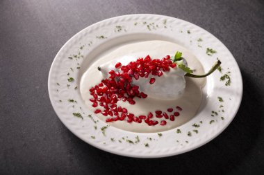 Chiles en Nogada, Meksika 'dan tipik bir yemek. Et, meyve ve ceviz sosuyla doldurulmuş poblano biberiyle hazırlanmış. Ulusal tatiller için mükemmel bir Meksika yemeği olarak adlandırılıyor..