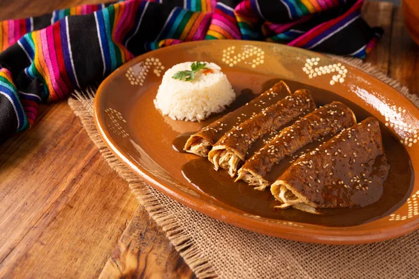 鸡肠通心粉它们也被称为 墨西哥玉米粥 Mole Poblano Enchiladas 是一种典型的墨西哥菜 在墨西哥和世界其他地区非常受欢迎 — 图库照片