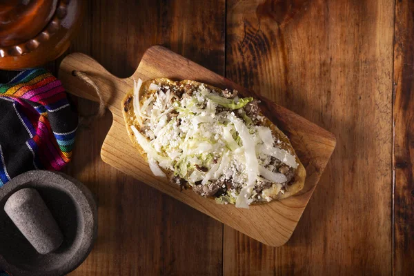 Huarache Voedsel Typisch Mexicaans Ovaalvormig Gerecht Gemaakt Van Maïsdeeg Bonen — Stockfoto