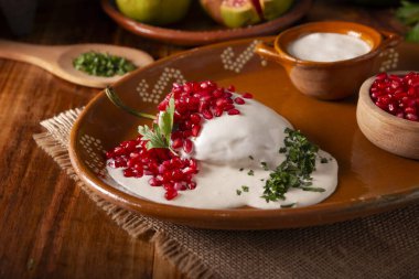 Chiles en Nogada, Meksika 'dan tipik bir yemek. Et, meyve ve ceviz sosuyla doldurulmuş poblano biberiyle hazırlanmış. Ulusal tatiller için mükemmel bir Meksika yemeği olarak adlandırılıyor..