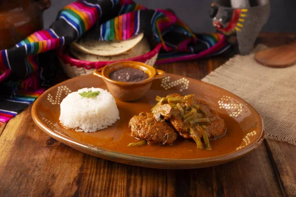 Tortitas de Carne, etli krep. Meksika ve Latin Amerika 'da popüler tarifler pirzola, doğranmış et, et, ton balığı, tavuk ya da diğer malzemelerle benzerdir..