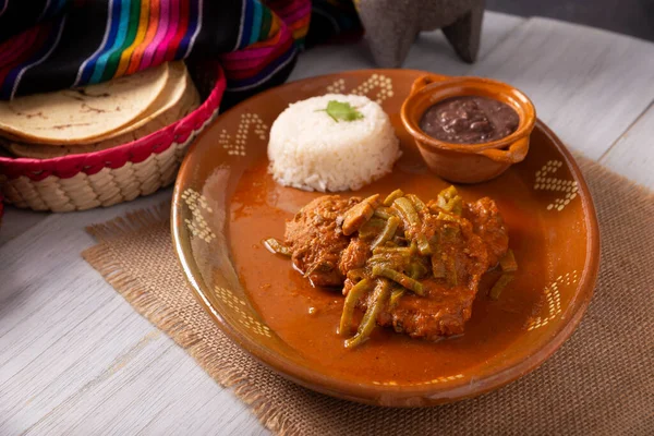 Tortitas de Carne, etli krep. Meksika ve Latin Amerika 'da popüler tarifler pirzola, doğranmış et, et, ton balığı, tavuk ya da diğer malzemelerle benzerdir..