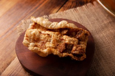 Chicharron. Kızarmış domuz derisi. Havada kızartılmış domuz derisi. Geleneksel Meksika malzemesi.