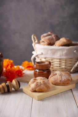 Pan de Muerto. Ölü sezonunda tüketilen tipik Meksika tatlı ekmeği. Ölülerin bayramında sunakların ve sunakların ana unsurlarından biridir..