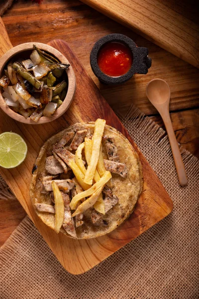 フレンチフライでビーフステーキタコ メキシコではタコ ビステック Taco Bistec またはカルネ アサダ Carne Asada と呼ばれ — ストック写真