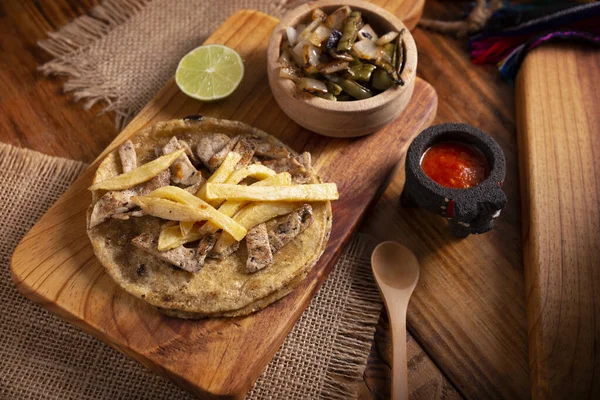 Taco Wołowiną Frytkami Bardzo Popularne Taco Meksyku Zwane Taco Bistec — Zdjęcie stockowe