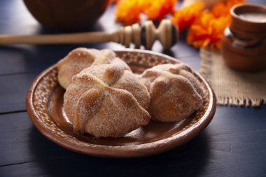 Pan de Muerto. Ölü sezonunda tüketilen tipik Meksika tatlı ekmeği. Ölülerin bayramında sunakların ve sunakların ana unsurlarından biridir..